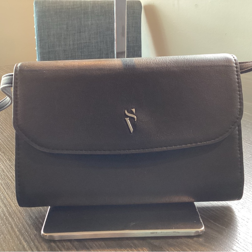 Simply Vera Compact Black Crossbody Bag with Silver Accent